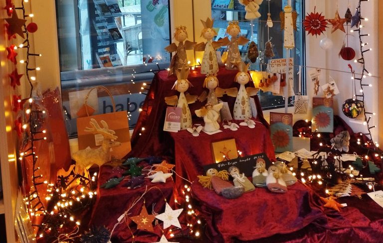 Weltladen und Bücherei beim lebendigen Adventskalender