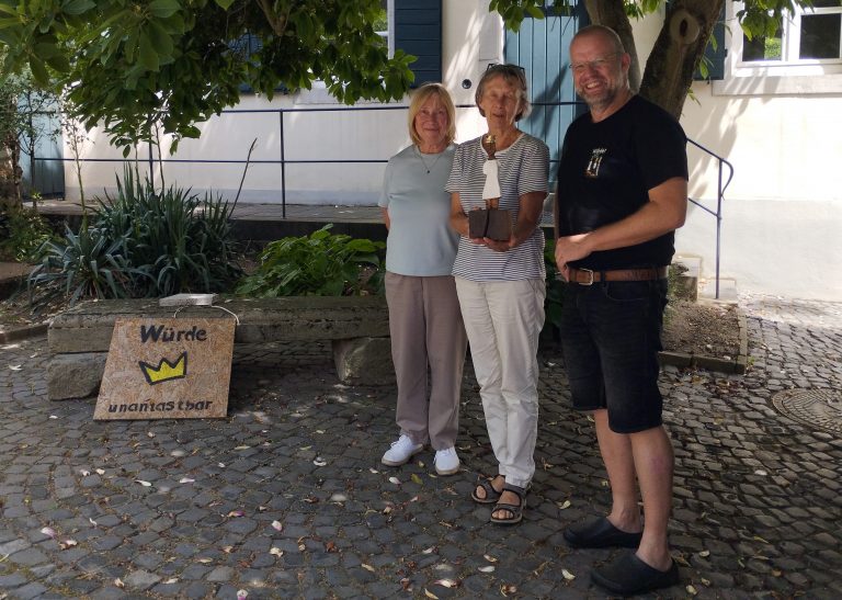 Königin der Würde zieht in den Weltladen